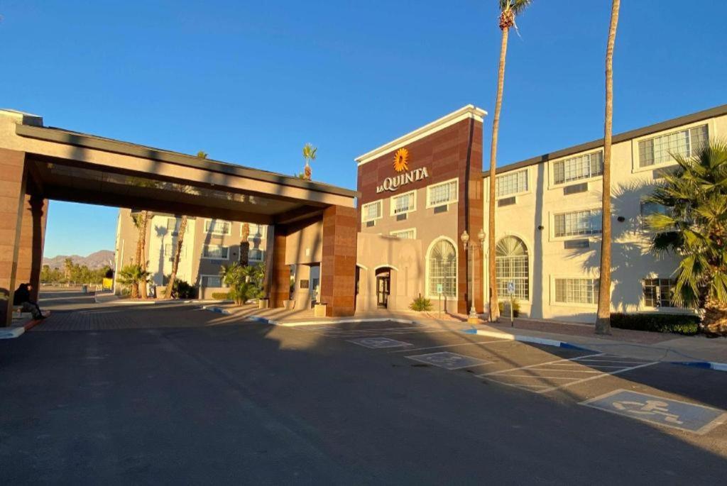 Baymont By Wyndham Safford Hotel Екстериор снимка